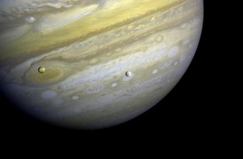 Voyager_1_Jupiter_Io_Europa