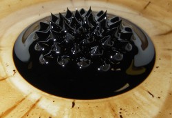 Ferrofluid_in_magnetic_field